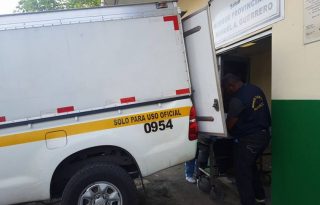 El cuerpo de la víctima fue trasladado hacia la morgue judicial en la ciudad de Colón. Foto: Diomedes Sánchez