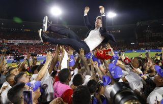 Jugadores de la selección de fútbol de Panamá levantan al seleccionador, Thomas Christiansen, poco después de obtener la clasificación al Mundial de 2026.  Foto: EFE