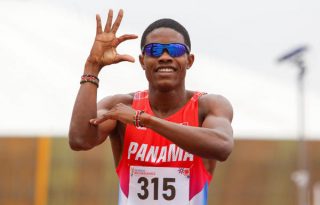 Chamar Chambers se llevó la medalla de oro en los 800 metros planos. Foto: EFE