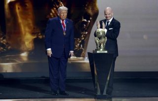 El presidente de Estados Unidos, Donald Trump (izq), recibe el Premio de la Paz de la FIFA de manos del presidente de la FIFA, Gianni Infantino. Foto: EFE