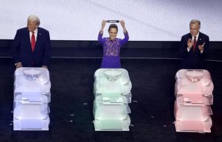 El presidente de la FIFA, Giovanni Infantino (izq.), junto al presidente estadounidense Donald Trump, la presidenta mexicana Claudia Sheinbaum y el primer ministro canadiense Mark Carney (der.). Foto: EFE