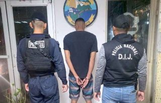 El sospechoso fue trasladado para los trámites correspondientes. Foto Eric Montenegro