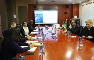 El ministro Moltó, junto a la presidenta de Apede, se reunió con Elias Monage, presidente del Black Business Council (BBC) de Sudáfrica. Foto: Cortesía Mici