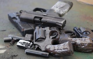 Las armas son destruidas en la sede de la policía, en Ancón. Foto: Archivo