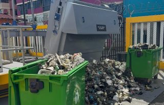 La mala práctica de la población de arrojar basura en las calles continúa generando serios problemas. Foto: Diomedes Sánchez