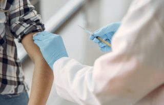 La vacunación, tanto en varones como mujeres, es clave para batallar contra el VPH. Foto: Pexels