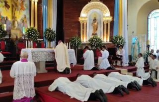 Sacerdotes y diácono ordenados. Foto: Melquiades Vásquez