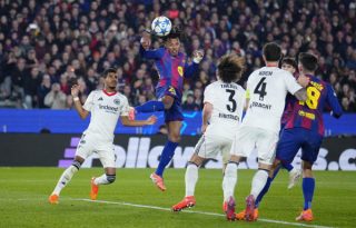 El defensa del Barcelona Jules Koundé remata de cabeza y  marca el segundo gol ante el Eintracht. Foto: EFE