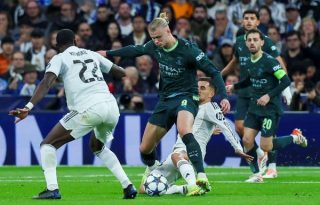 El defensa del Real Madrid, Antonio Rüdiger (22) acecha al delantero Erling Haaland (cent.) del Manchester City. Foto: EFE