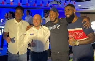 Tomás Rodríguez (izq.), Juan José De Dios (Tigo) y los jugadores Omar Brown y Everardo Rose