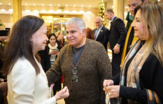 La opositora venezolana, María Corina Machado, junto al presidente, José Raúl Mulino y la primera dama, Maricel de Mulino. Foto: Cortesía