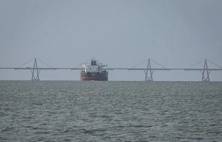 Fotografía de archivo de un buque petrolero, en Maracaibo (Venezuela). EFE