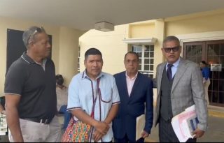 Toribio García junto a sus abogados. Foto: Cortesía