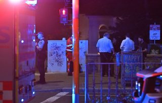 Policía trabajando cerca de la escena. EFE