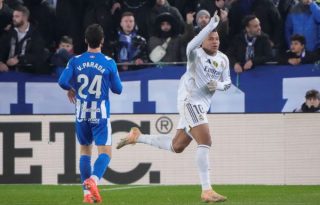 El delantero francés del Real Madrid, Kylian Mbappé (d) celebra su gol contra Alavés. Foto: EFE 
