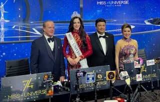 Raúl Rocha, Fátima Bosch, Mario Búcaro y la tailandesa Teresa Chaivisut. Foto: EFE / Héctor Pereira