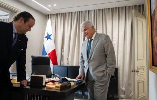 El presidente de Panamá, José Raúl Mulino (d), junto a su ministro de Exteriores Javier Eduardo Martínez-Acha Vásquez. Foto: EFE