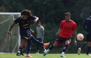 El panameño Adalberto 'Coco' Carrasquilla patea el balón durante los entrenamientos de los Pumas UNAM de México. Foto:@PumasMX