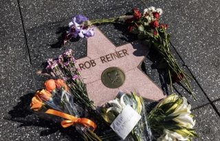 Rob Reiner en el Paseo de la Fama de Hollywood con flores y una corona. Foto: EFE / EPA / Ted Soqui