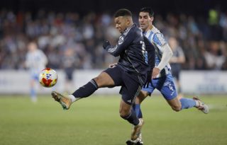 El delantero francés del Real Madrid, Kylian Mbappé, patea el balón ante el jugador del Talavera, Álvaro López. Foto: EFE