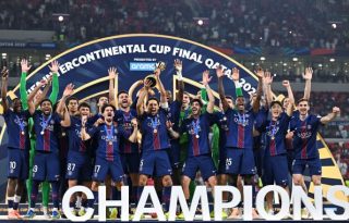 Los jugadores del PSG, festejan con la Copa Intercontinental. Foto: EFE