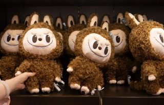 Labubu es el nombre del muñeco monstruo principal de la línea, que incluye al líder Zimomo, su compañera Mokoko y su novio Tycoco como personajes. EFE