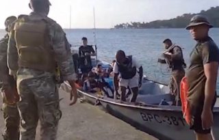 agentes a bordo de la embarcación identificada como BPC-3811 lograron ubicar y rescatar a los ciudadanos. Foto. Cortesía