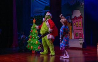 La puesta en escena destacó por su mensaje oportuno y cercano, invitando a reflexionar sobre la solidaridad, el compartir y los valores humanos. Foto. Diómedes Sánchez