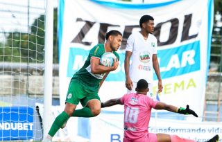 El panameño Javier Rivera (con el balón) anotó el primer gol del Marathón. Foto:cdmarathonhn_oficial 