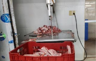 El seguimiento a ambas carnicerías se mantiene pese a que, en las últimas revisiones, los propietarios han aportado facturas de compra que indican el origen del producto. Foto. Eric Montenegro
