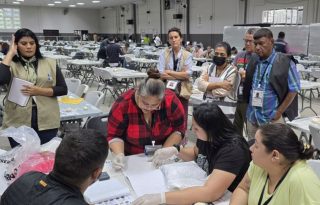 Personas durante el escrutinio especial en Tegucigalpa (Honduras). Foto: EFE