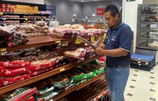 Personal de Acodeco realiza monitoreo en supermercados. Foto: Cortesía