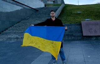 Philippe Lefevre con la bandera de Ucrania en Kiev, la capital del país. Foto: Cortesía PL