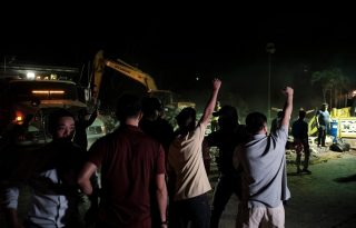 Miembros de la comunidad china protestaron frente al mirador, indignados por la demolición. Foto: Cortesía