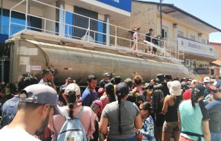 en la ciudad de Chitré, la vicealcaldesa Alba Osorio indicó que las tradicionales mojaderas del 1 de enero iniciarán a las 10:00 de la mañana y se extenderán hasta las 5:00 de la tarde, teniendo como epicentro el Parque Unión. Foto. Thays Domínguez