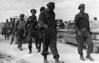 Fidel Castro durante la defensa de Bahía Cochinos, tras la invasión militar de 1300 exiliados anticastristas procedentes de Estados Unidos. EFE/PRENSA LATINA