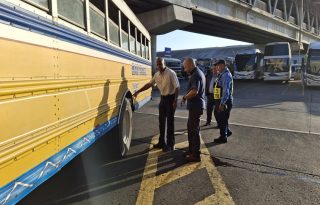 Se verificó que los autobuses se encuentren en buenas condiciones de funcionamiento, revisando aspectos como el estado de los neumáticos y luces. Foto: Cortesía