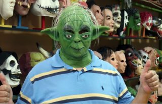  una persona comprando una careta en el Palacio de la Careta, en Quito (Ecuador). EFE