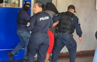 Durante estas acciones, la Policía Nacional logró además la captura de otras tres personas requeridas por la justicia por diversos delitos, elevando a cuatro el total de aprehendidos. Foto. Thays Domínguez