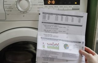 Factura de un hogar ante un electrodoméstico. Foto: EFE/Archivo