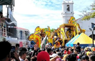 Calle Abajo de Las Tablas, hizo su entrada S.R.M. Astrid Carolina Sánchez Brandao, conocida como la Barbie Platino del Carnaval Tableño, quien encabezó a su tuna en medio de aplausos, música y una mojadera que marcó el ritmo del encuentro. Foto. Thays Domínguez