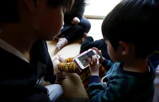La lectura compartida entre padres e hijos puede contrarrestar esos efectos. Foto: EFE