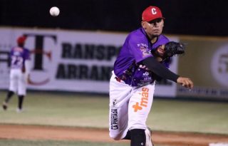 Dereck Gómez, lanzador de Coclé. Foto: Fedebeis