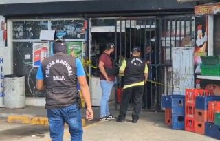 Al lugar llegaron agentes de la Policía Nacional para iniciar la investigación de este intento de robo por parte de estos delincuentes que pretendían llevarse las ganancias del negocio. Foto. Diómedes Sánchez