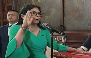 La vicepresidenta ejecutiva de Venezuela, Delcy Rodríguez, jurando como mandataria encargada del país. Foto: EFE