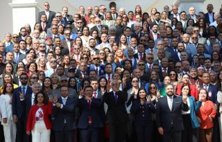  Diputados de la Asamblea Nacional posan durante el acto de instalación del nuevo período legislativo 2026-2031. Foto: EFE