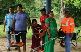 Beneficiados con las donaciones comunitarias. Foto: Cortesía