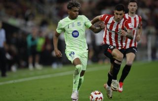 Lamine Yamal, del Barcelona (izq.) y  Yuri Berchiche, del Athletic, durante la semifinal de la pasada Supercopa de España en 2025. Foto: EFE