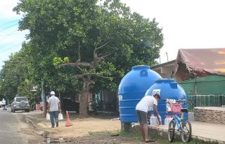 La población ha sido  abastecida de agua en distintos puntos, entre ellos tanques de reserva instalados en sitios estratégicos. Foto. Thays Domínguez