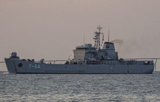 Un buque de patrulla naval de la Armada desde el malecón del Lago de Maracaibo en Maracaibo (Venezuela). Foto: EFE